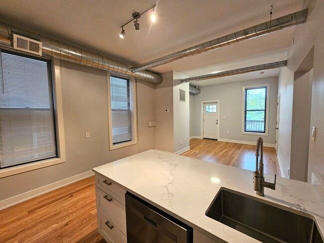 Building Photo - 1415 W Erie St