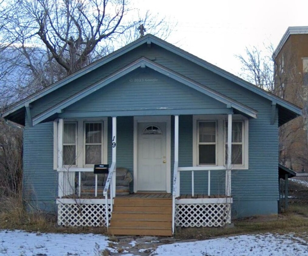 Primary Photo - $1300 - 2 Bedroom 1 Bath House - Close to ...