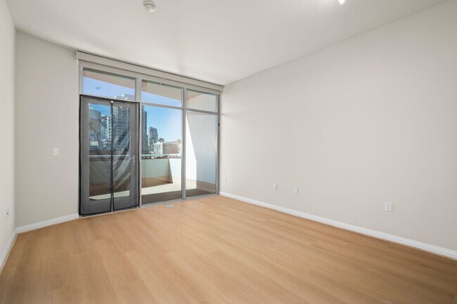 Foto del edificio - Beautiful Condo Right Across from Petco Park!