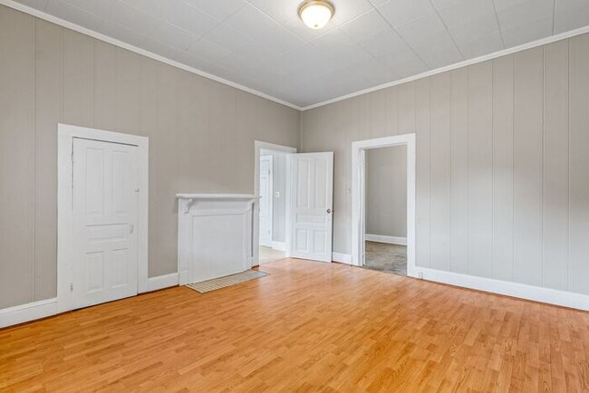 Building Photo - UNCG area with 3 bedrooms and 1 bath, Cent...