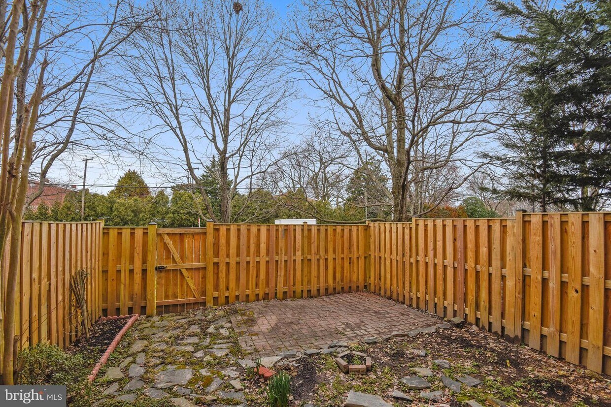 7 Carriage House Cir, Alexandria, VA 22304 Townhome Rentals in