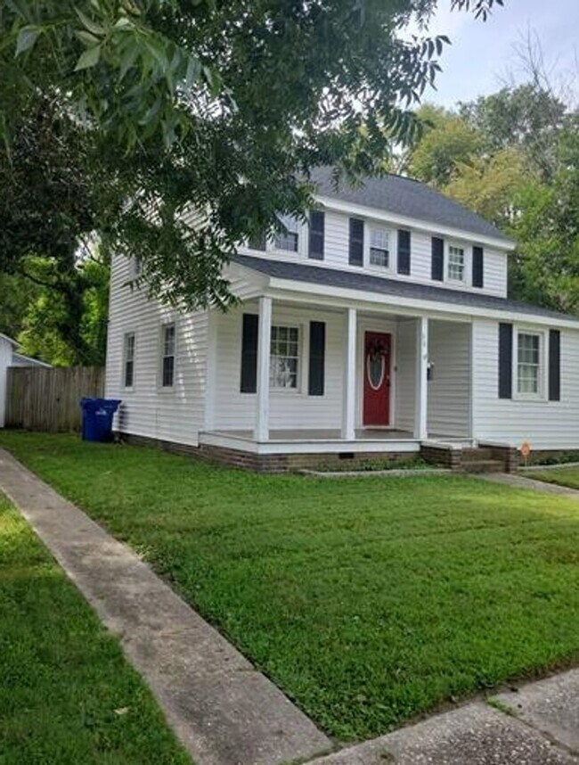 Building Photo - Cozy 3 bedroom 1.5 bath single family  home