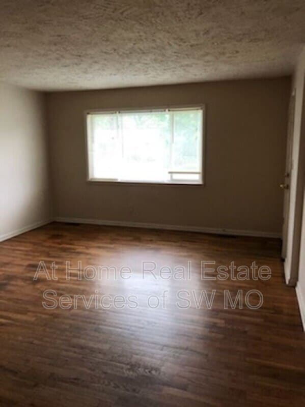 Building Photo - 2619 E Linwood St