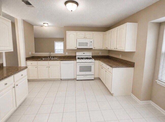 Building Photo - 16405 Lone Wolf Dr