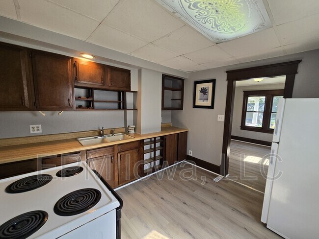 Building Photo - 124 Moir St
