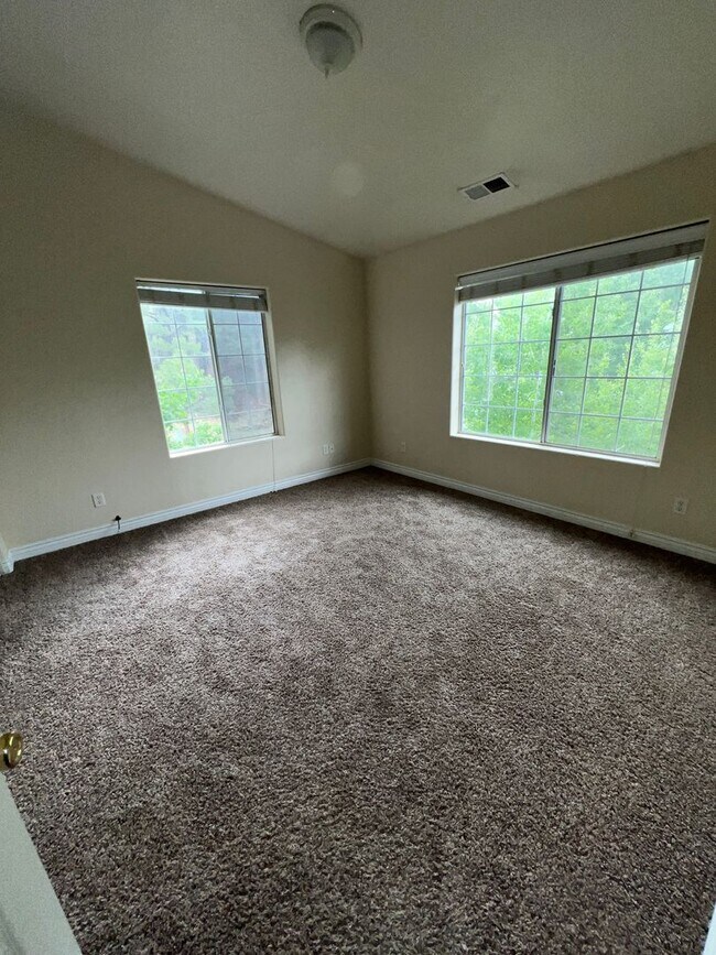 Building Photo - LIGHT, BRIGHT & SPACIOUS: 3 Bed/2.5 Bath T...