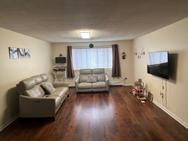 Building Photo - 13 Hallmark Gdns