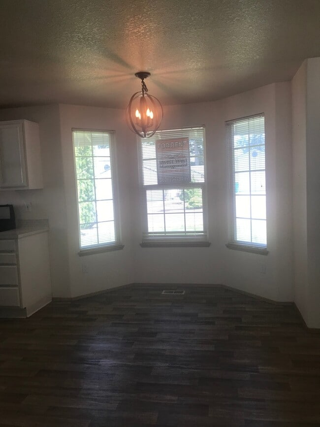 Building Photo - This one level charmer won't last long! 3 ...