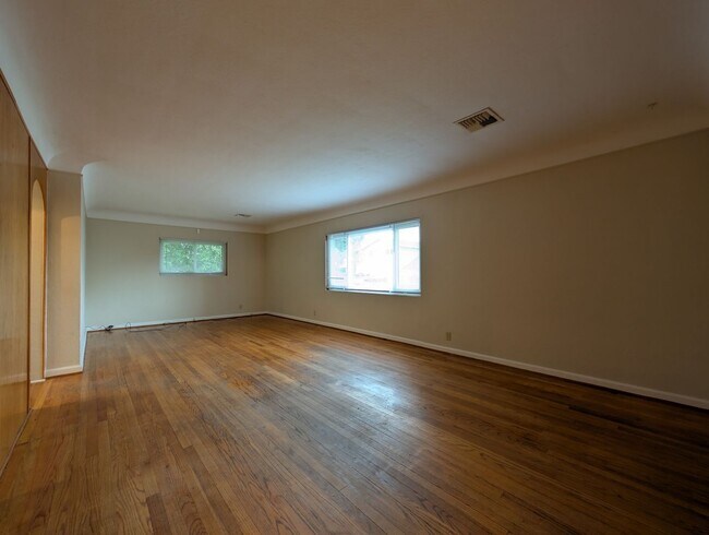 Building Photo - Great 3 bed/2 bath home with tons of chara...