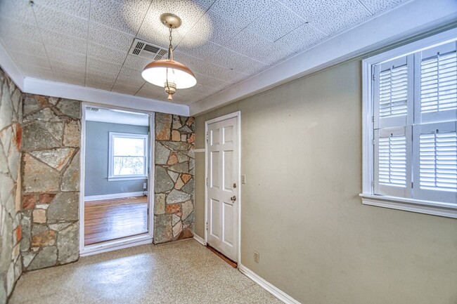 Building Photo - Charming Campus Home!