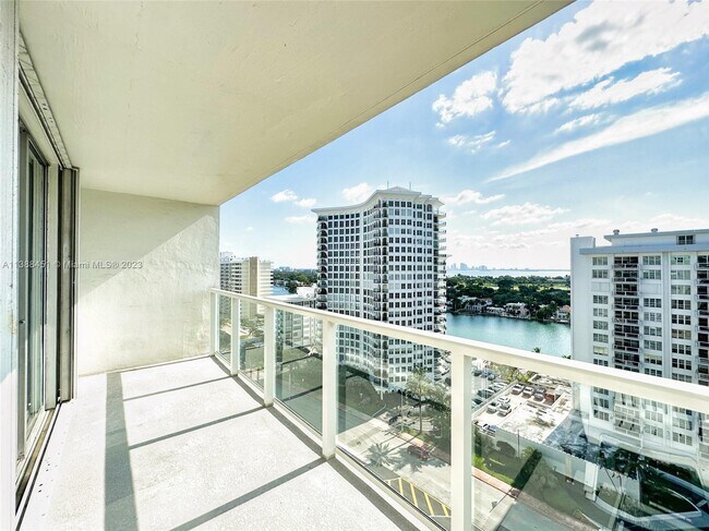 Foto del edificio - 5701 Collins Ave