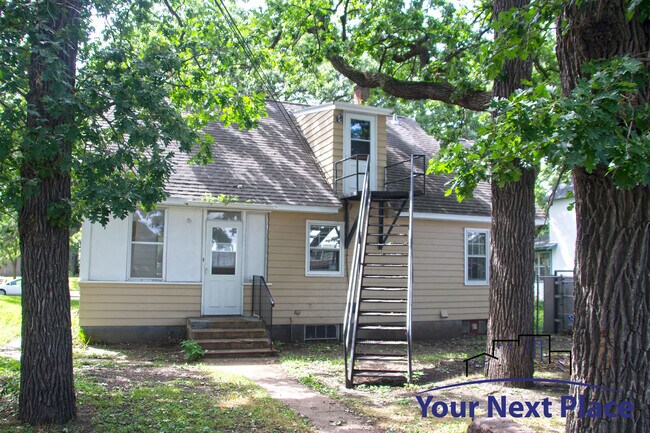 Building Photo - 424 6th Ave S