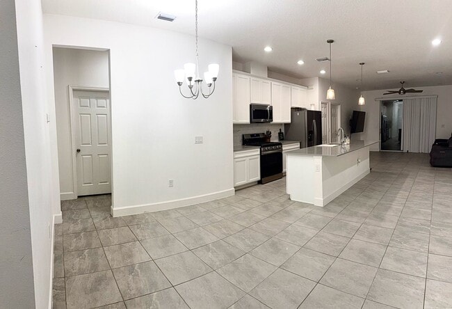 Building Photo - 5613 Del Coronado Dr