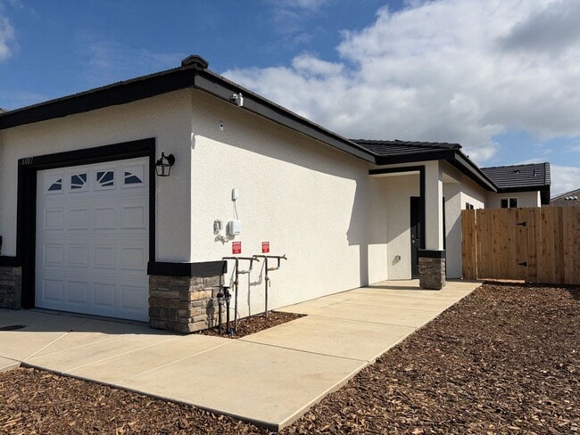 Building Photo - 6007 Cougar Trl