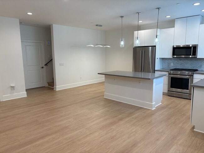 Building Photo - Luxury 3+3 Townhome in prestigious Crescen...