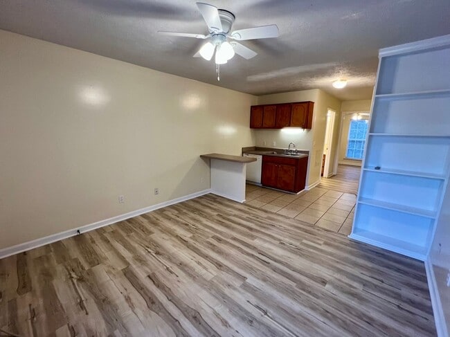 Foto del edificio - 1BR 1BA Ground Level Apt. **Free Water** - NO pets!