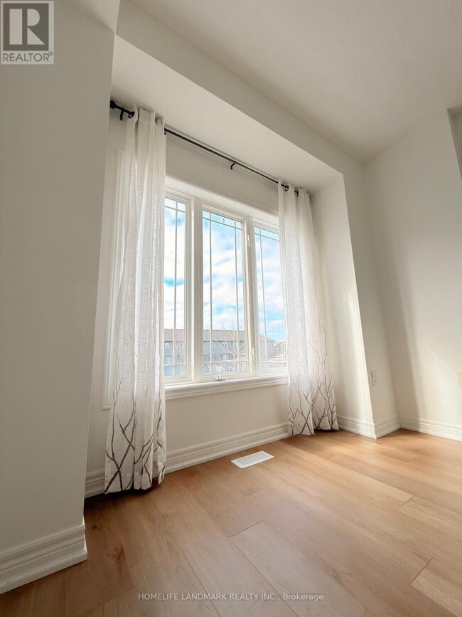 Building Photo - 60 Bloom Cres