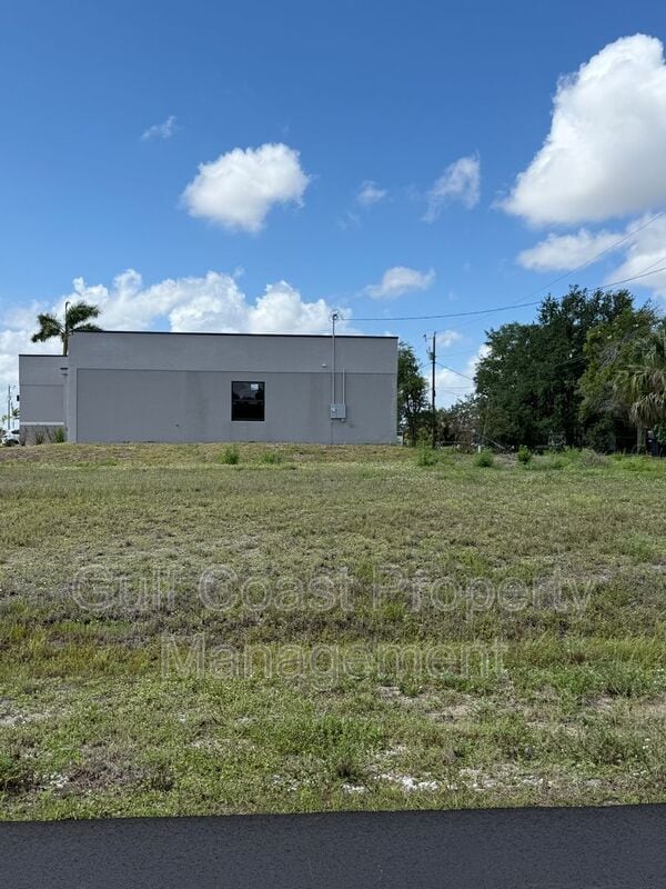 Building Photo - 2216 NE 10th Pl