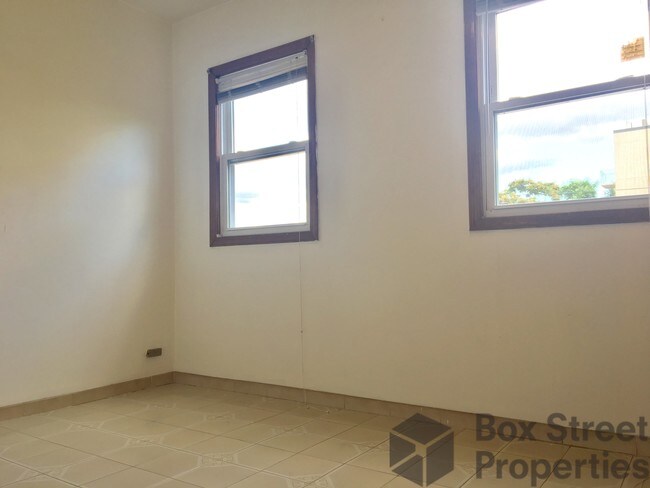 Foto del edificio - 62-42 Forest Ave