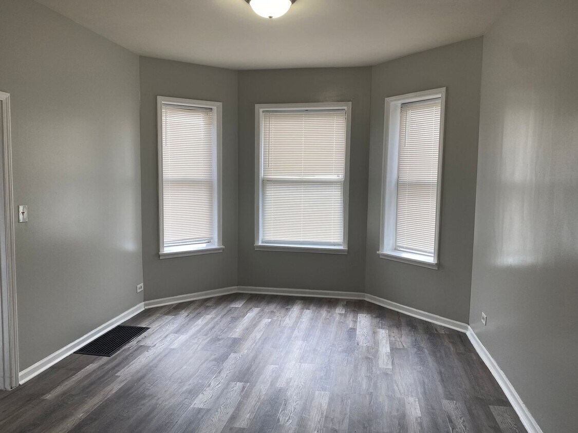 Foto principal - 7240 S Langley Ave