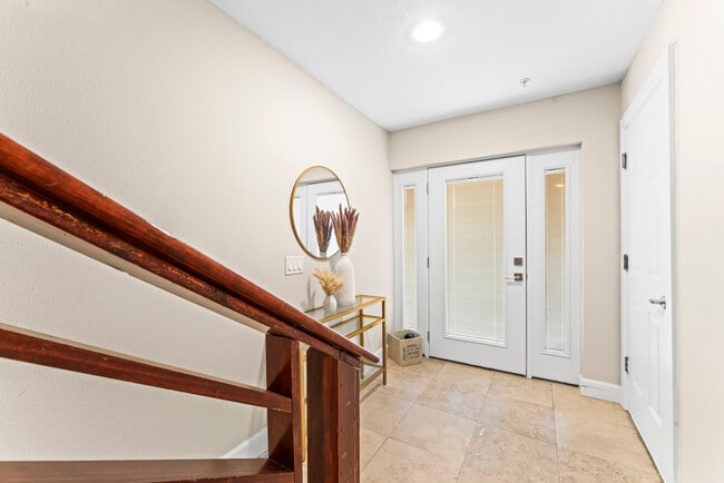 Front Door entry - 113 S Newport Ave Townhome