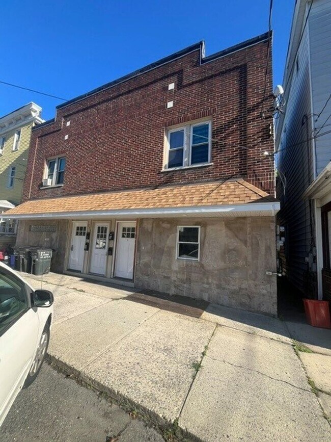 Building Photo - 233 E Ridge St