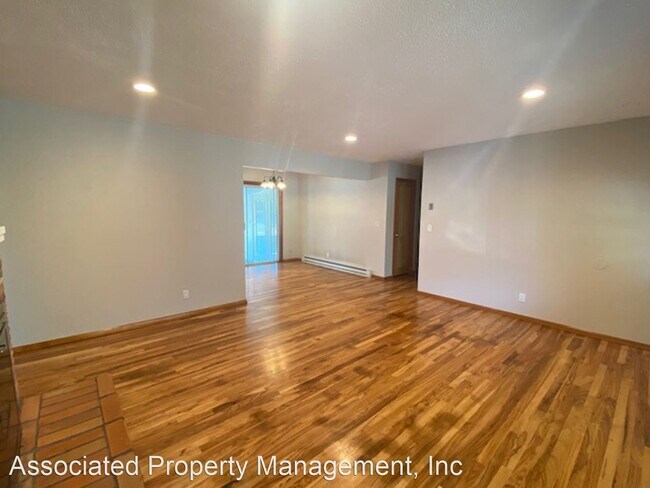 Building Photo - 3 br, 1 bath House - 3220 Oak Crest Dr