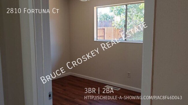 Building Photo - Move in ready! Remodeled unit with large b...