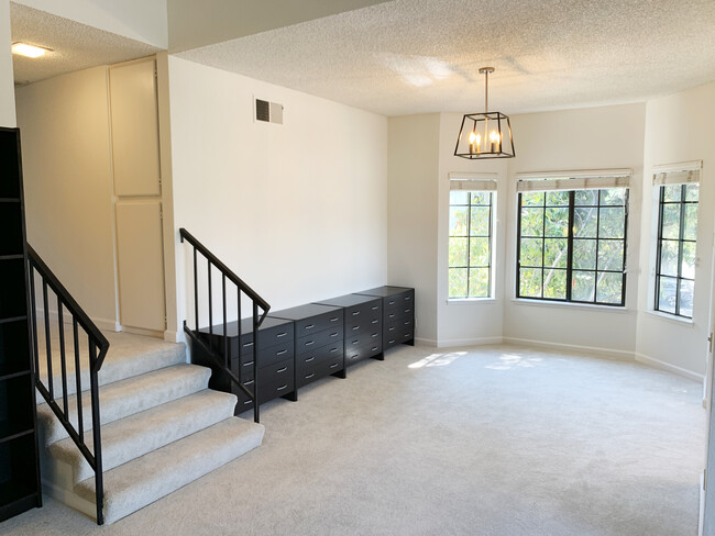 Building Photo - 466 Costa Mesa Ter