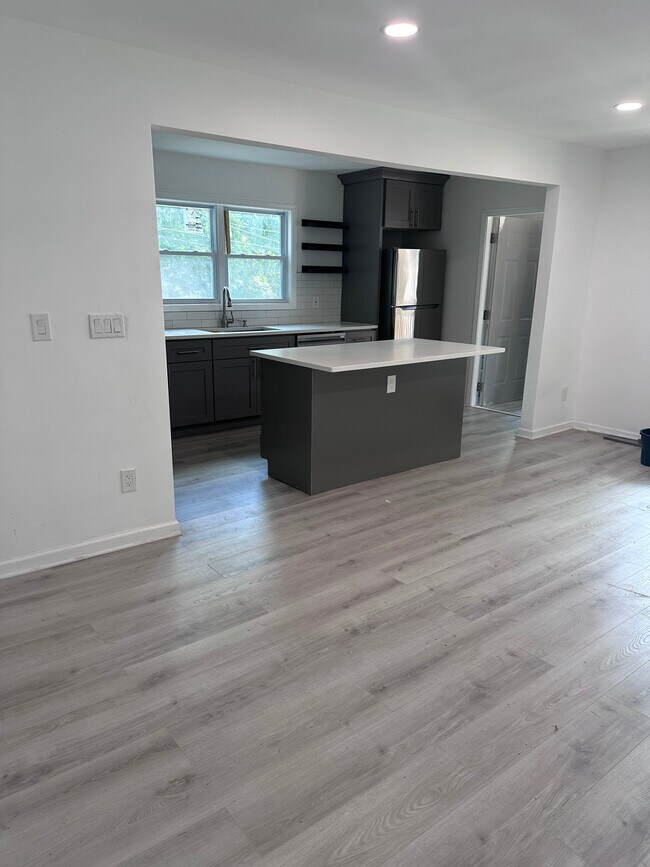 Open concept living - 2221 Jernigan Dr SE