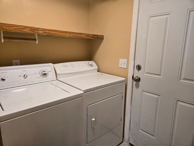 Building Photo - 7871 S Pistol Hill Rd