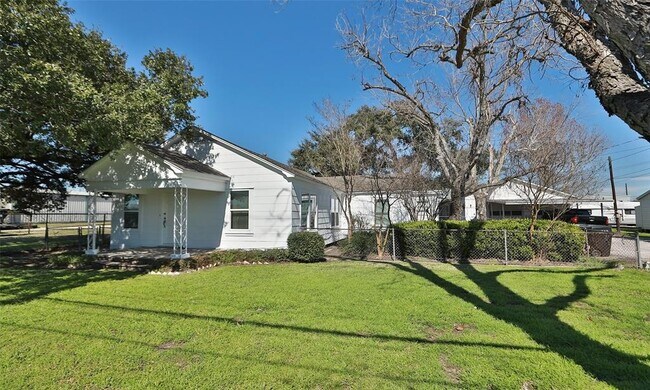 Foto del edificio - 14742 Hempstead Rd