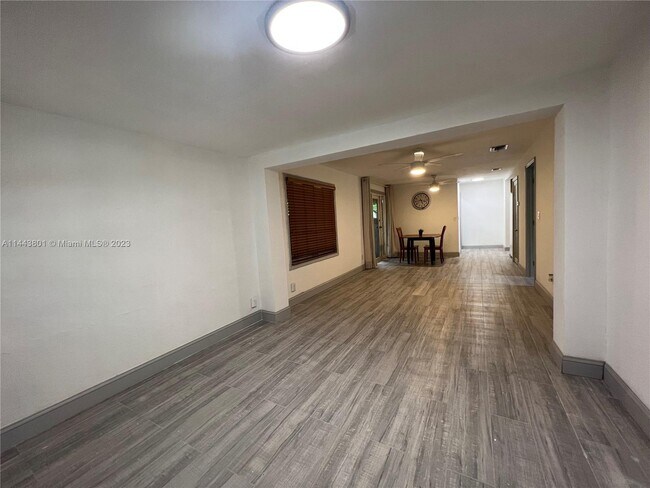 Building Photo - 455 NE 165th St