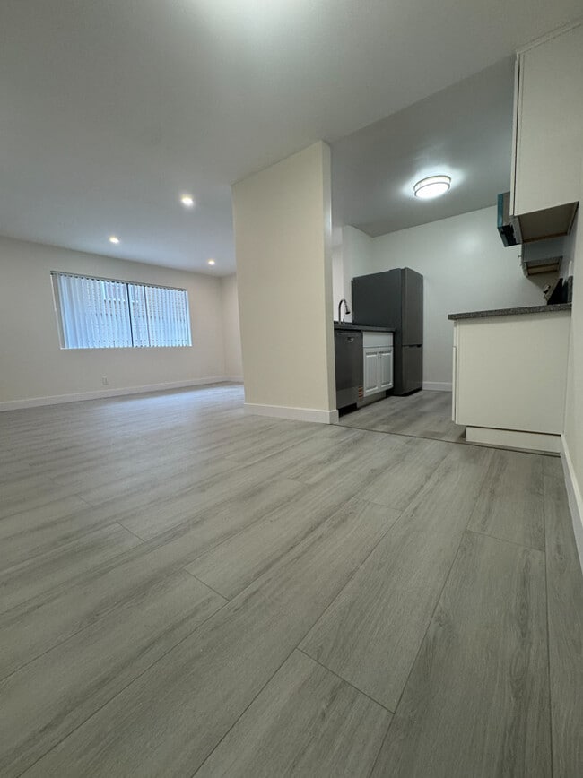 Building Photo - 142 S Normandie Ave