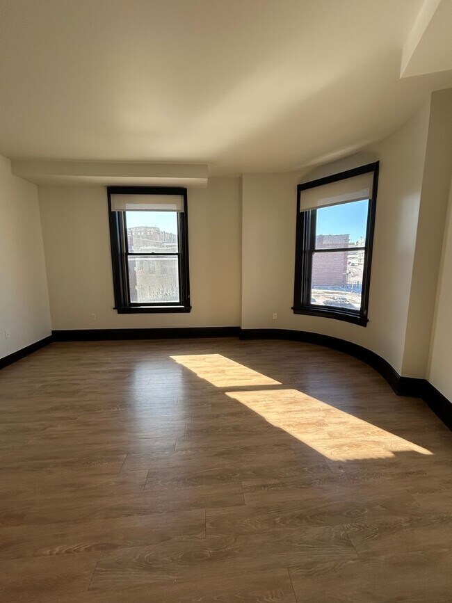 Foto del edificio - Luxury Downtown Living | Spacious 1-Bedroom 1-Bathroom Loft