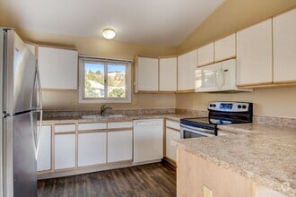 Building Photo - Updated 2-Bed Townhome in Ptarmigan Valley...
