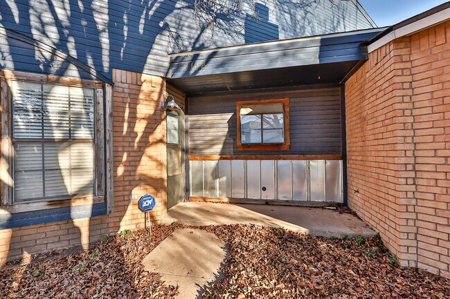 Foto del edificio - Unique Town Home with New Updates