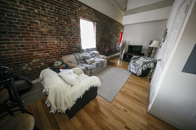 Building Photo - 302 Goshen St