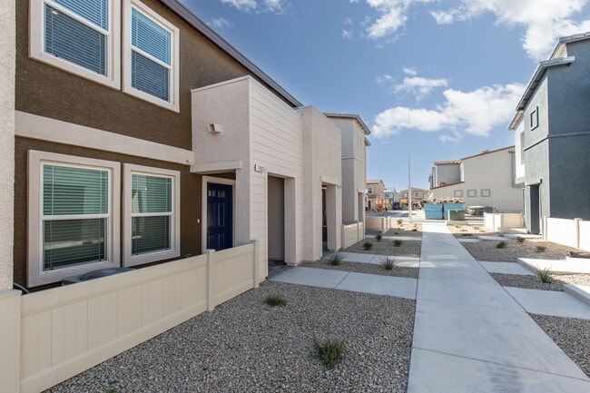 Building Photo - **Call This Stunning New Build Townhouse H...