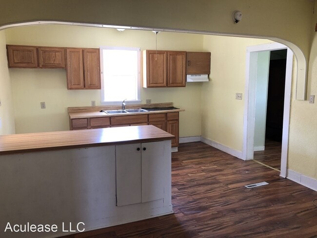 Building Photo - 3 br, 1 bath House - 225 W. Thorton