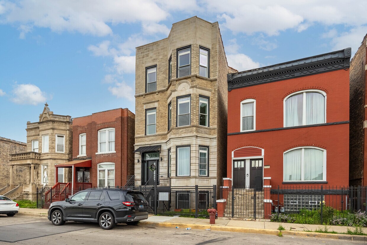 Foto principal - 3328 W Congress Pkwy