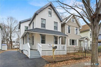 Building Photo - 393 Huntington St