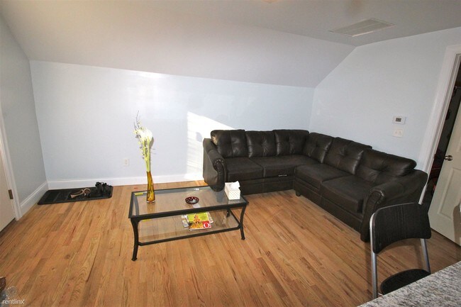 Building Photo - 2 br, 1 bath  - 808 Brown St Apt 4 #4