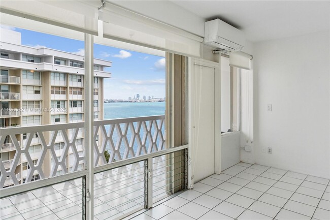 Foto del edificio - 1430 Brickell Bay Dr