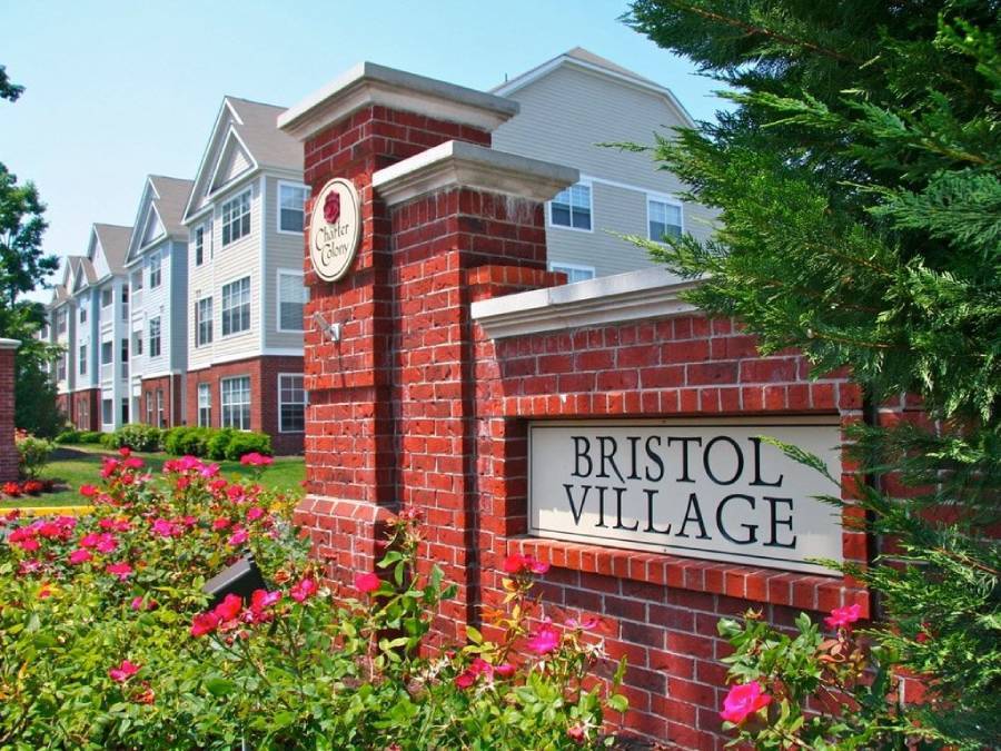 Bristol Village Letrero de entrada - Bristol Village at Charter Colony