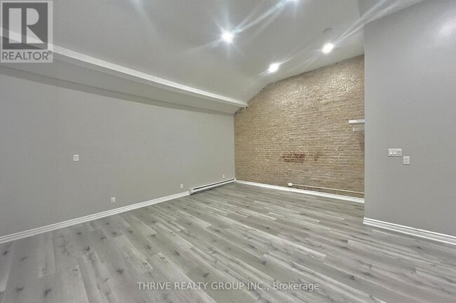 Building Photo - 286 Talbot St