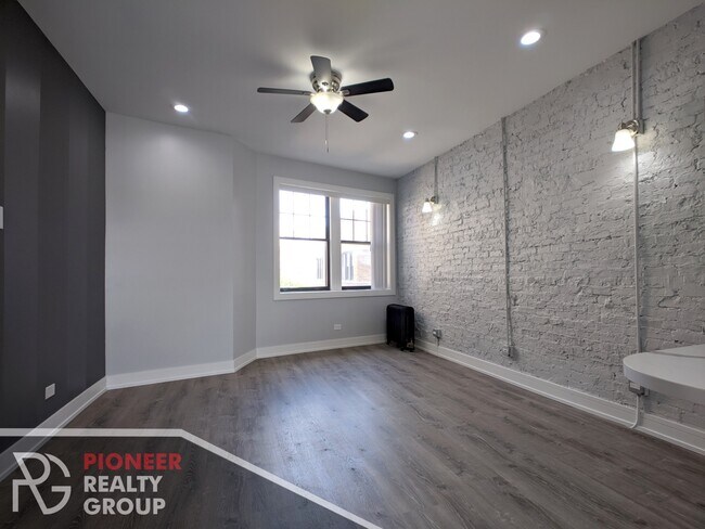 Foto del edificio - 7624 N Eastlake Ter