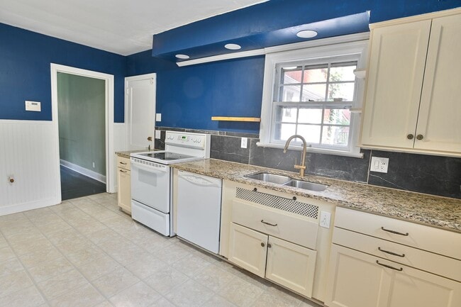 Building Photo - Beautiful Single Family in Bellevue Park