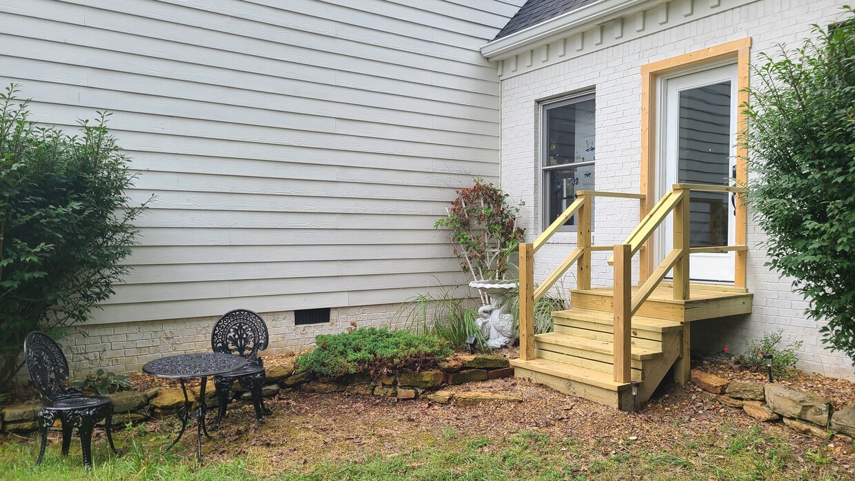Private entrance - 5580 Wilkins Branch Rd