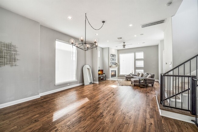 Building Photo - 904 Roy St